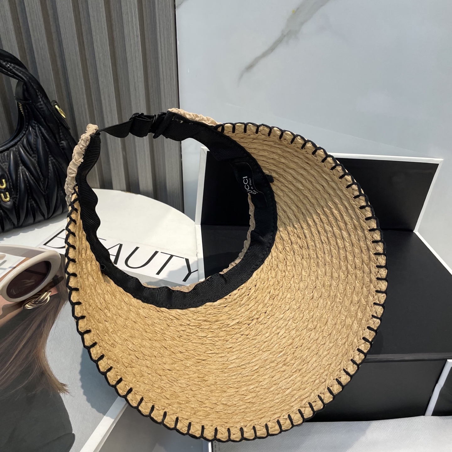  香奈儿新款空顶帽
甜美风
💙帽子整体因为是空顶的所以夏天不会有闷头的感觉并且不挑发型 脸型！防晒效果不