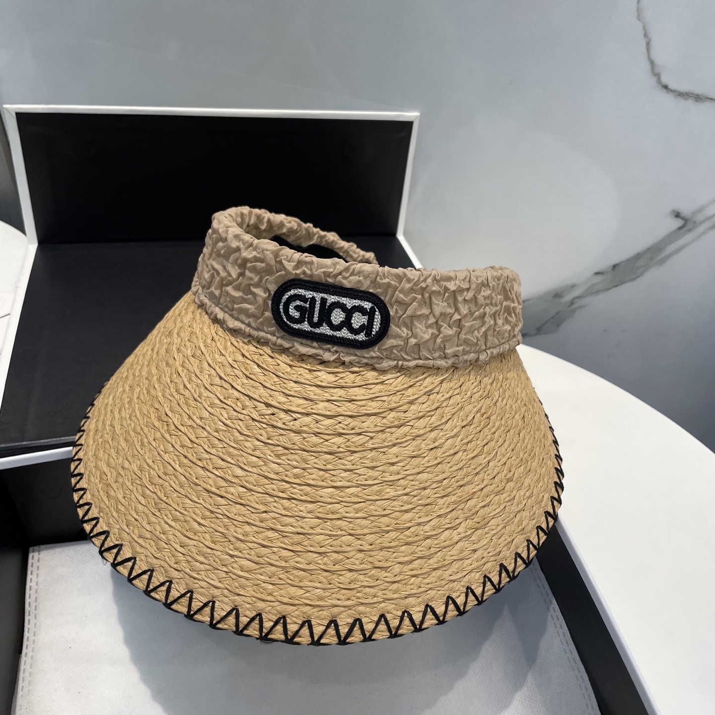  香奈儿新款空顶帽
甜美风
💙帽子整体因为是空顶的所以夏天不会有闷头的感觉并且不挑发型 脸型！防晒效果不