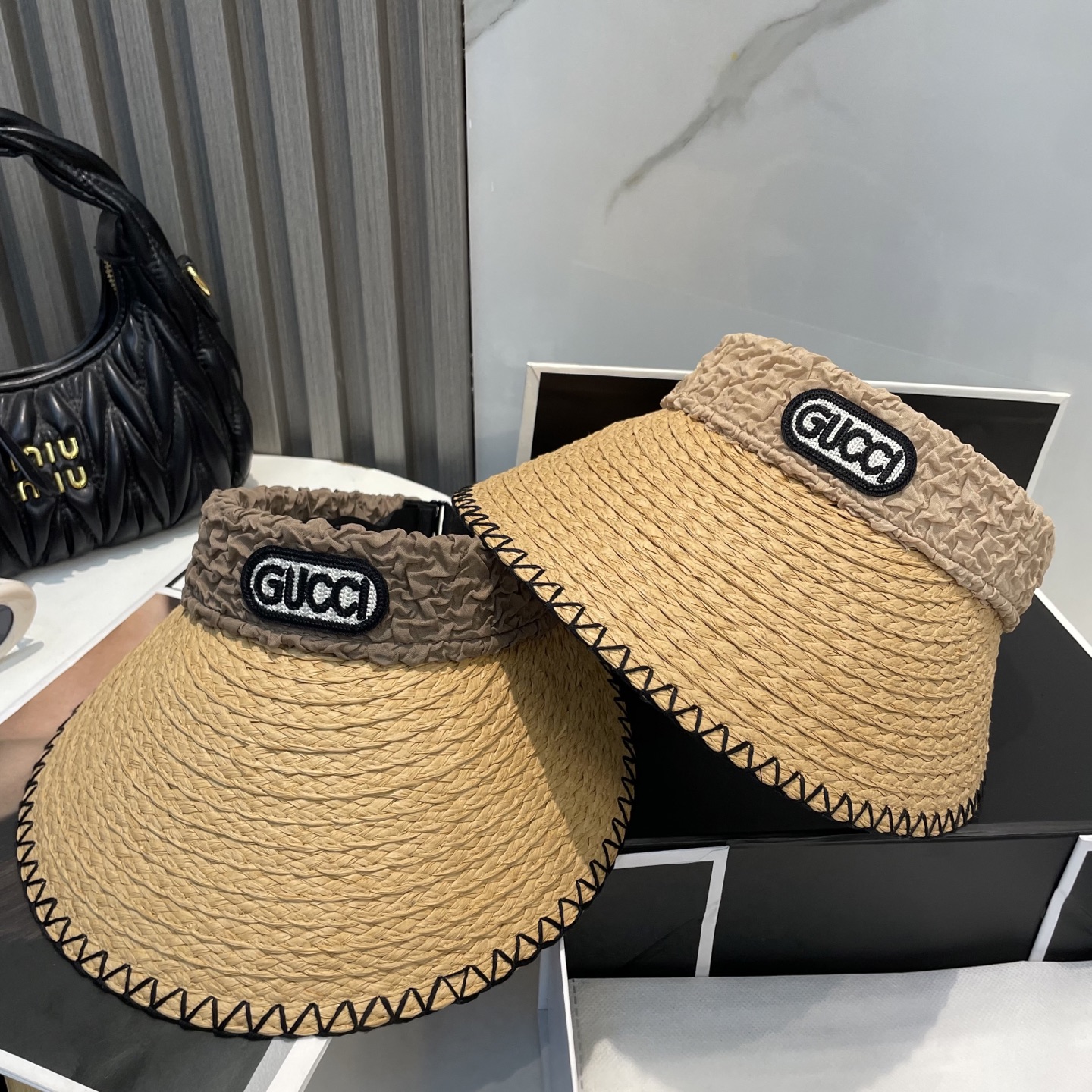  香奈儿新款空顶帽
甜美风
💙帽子整体因为是空顶的所以夏天不会有闷头的感觉并且不挑发型 脸型！防晒效果不