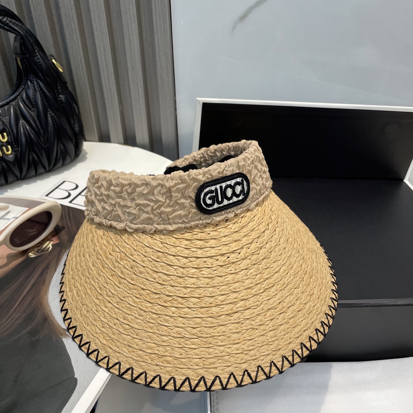  香奈儿新款空顶帽
甜美风
💙帽子整体因为是空顶的所以夏天不会有闷头的感觉并且不挑发型 脸型！防晒效果不