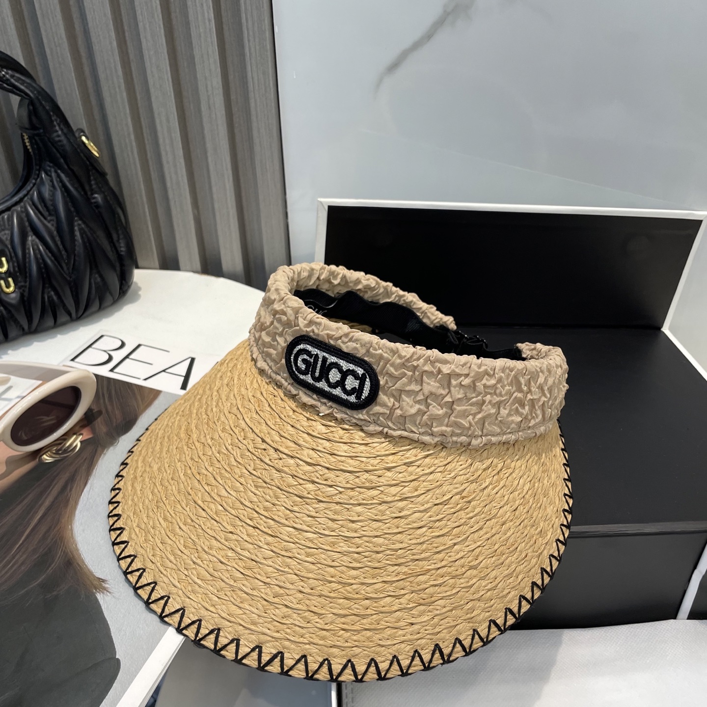  香奈儿新款空顶帽
甜美风
💙帽子整体因为是空顶的所以夏天不会有闷头的感觉并且不挑发型 脸型！防晒效果不