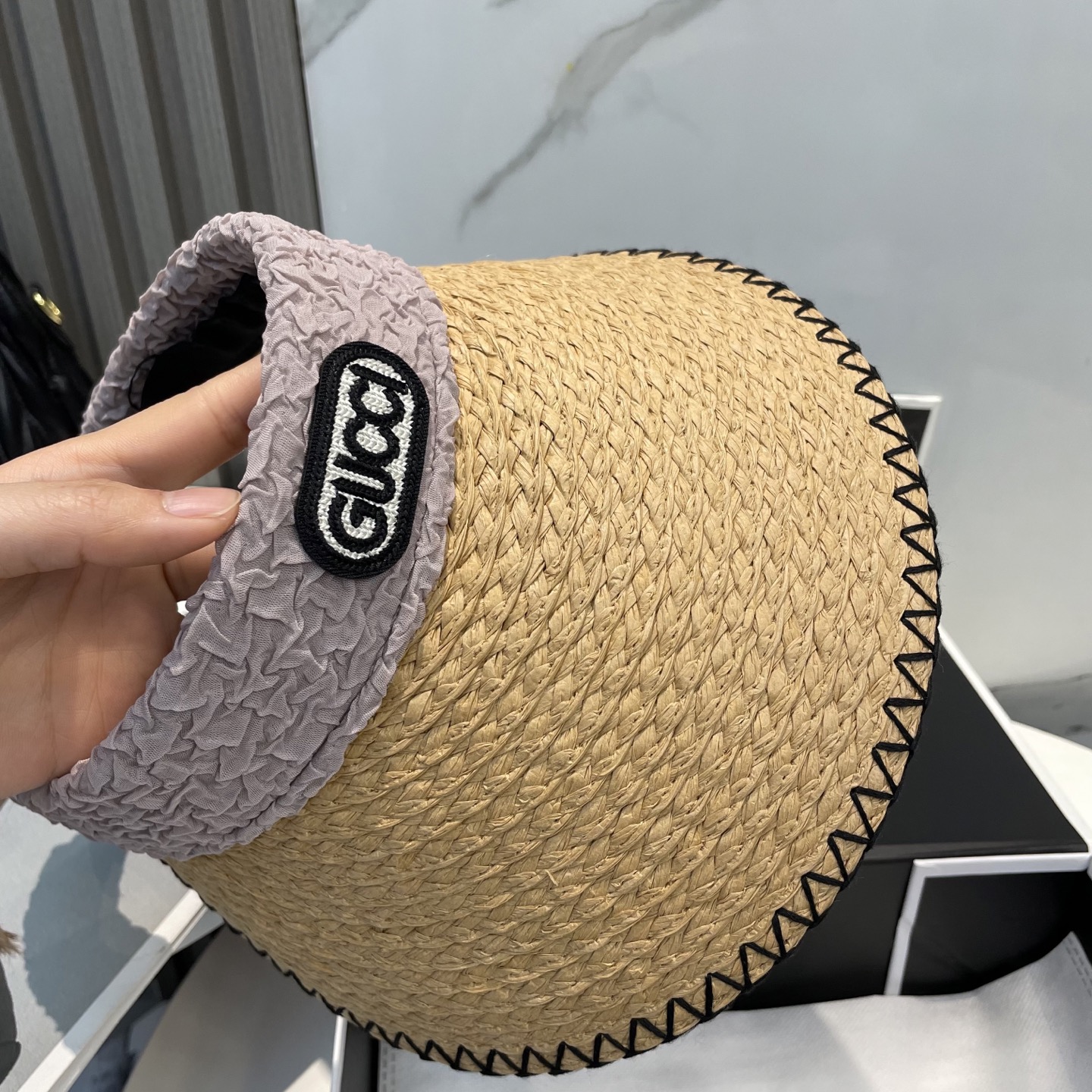  香奈儿新款空顶帽
甜美风
💙帽子整体因为是空顶的所以夏天不会有闷头的感觉并且不挑发型 脸型！防晒效果不