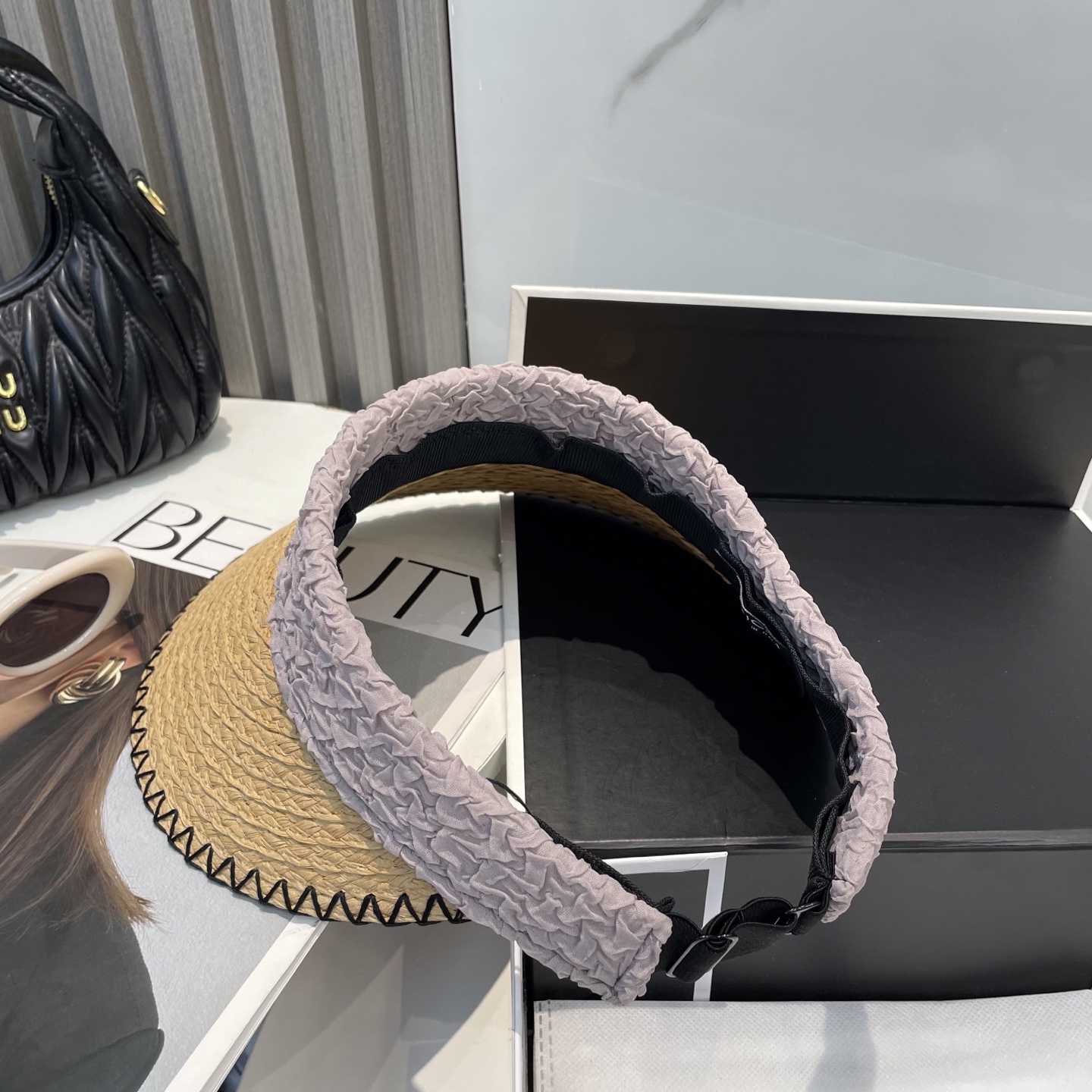  香奈儿新款空顶帽
甜美风
💙帽子整体因为是空顶的所以夏天不会有闷头的感觉并且不挑发型 脸型！防晒效果不