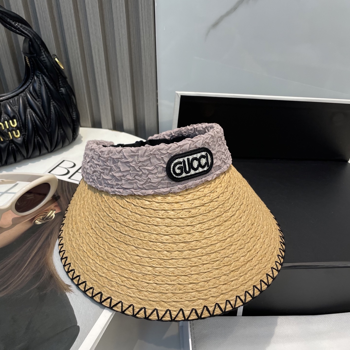  香奈儿新款空顶帽
甜美风
💙帽子整体因为是空顶的所以夏天不会有闷头的感觉并且不挑发型 脸型！防晒效果不