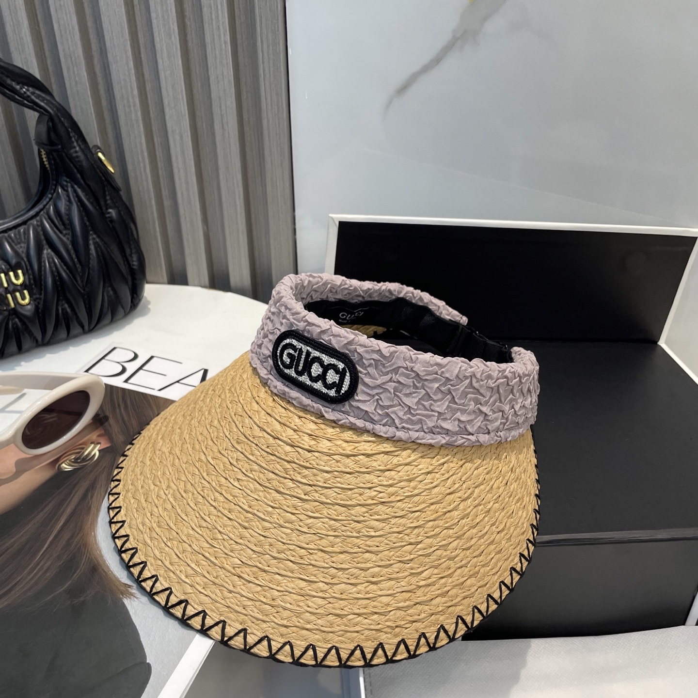  香奈儿新款空顶帽
甜美风
💙帽子整体因为是空顶的所以夏天不会有闷头的感觉并且不挑发型 脸型！防晒效果不