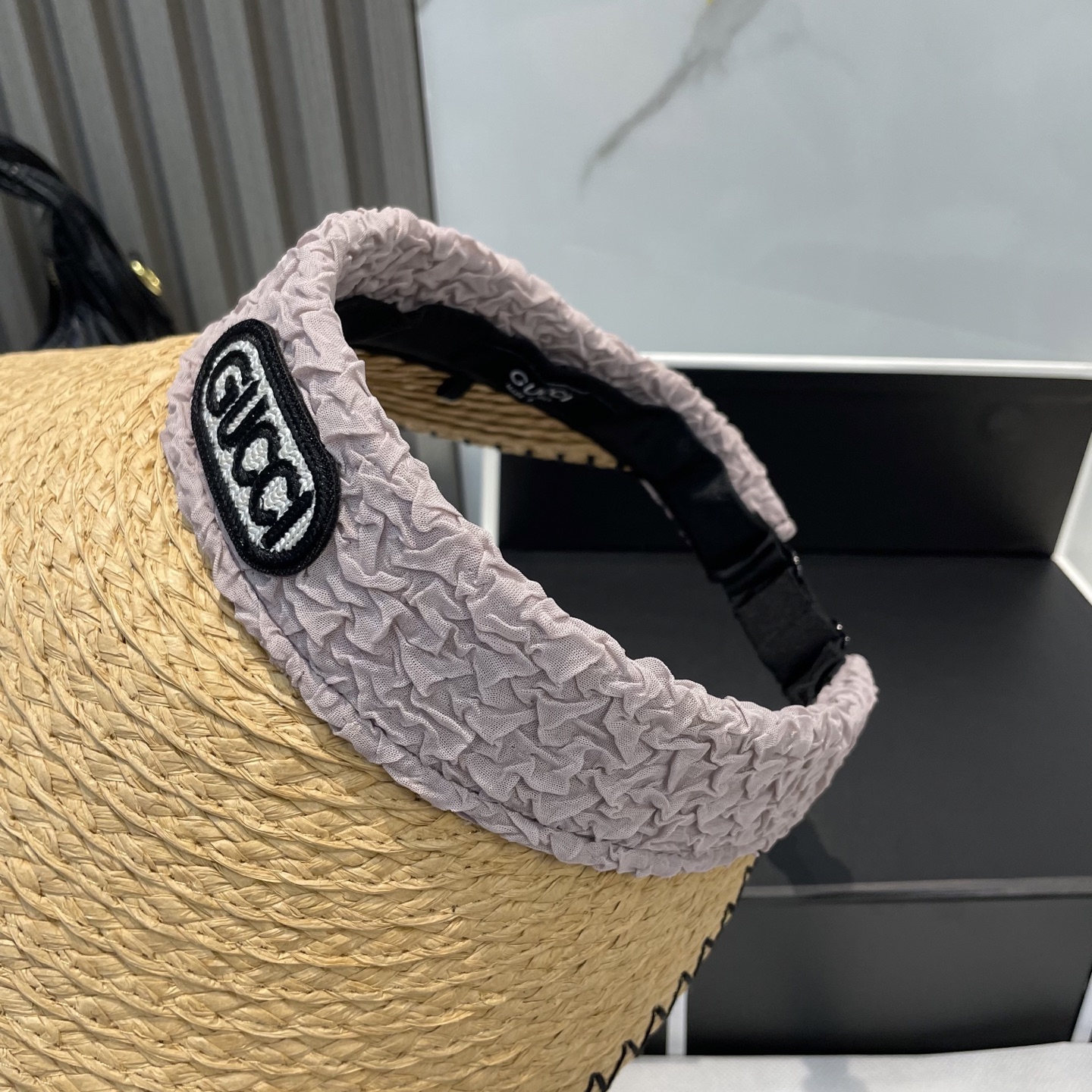  香奈儿新款空顶帽
甜美风
💙帽子整体因为是空顶的所以夏天不会有闷头的感觉并且不挑发型 脸型！防晒效果不