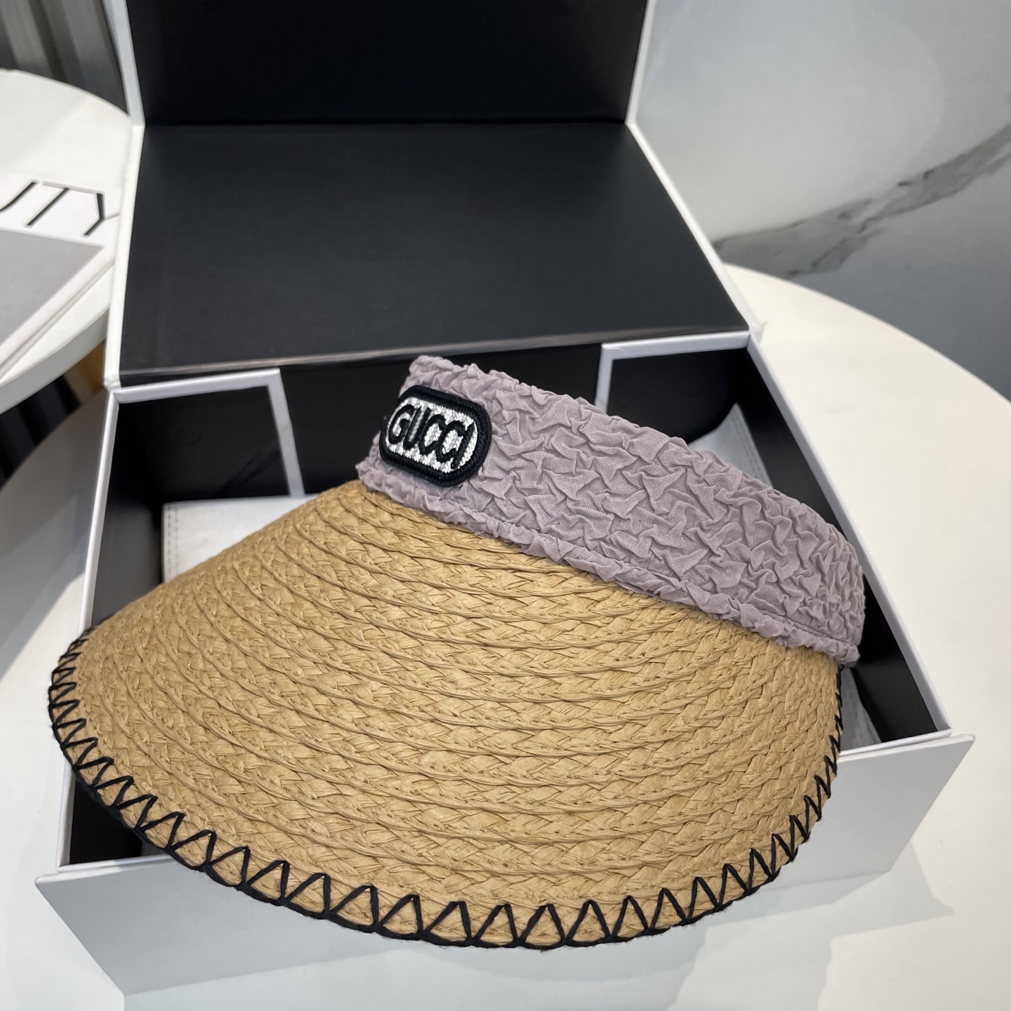  香奈儿新款空顶帽
甜美风
💙帽子整体因为是空顶的所以夏天不会有闷头的感觉并且不挑发型 脸型！防晒效果不