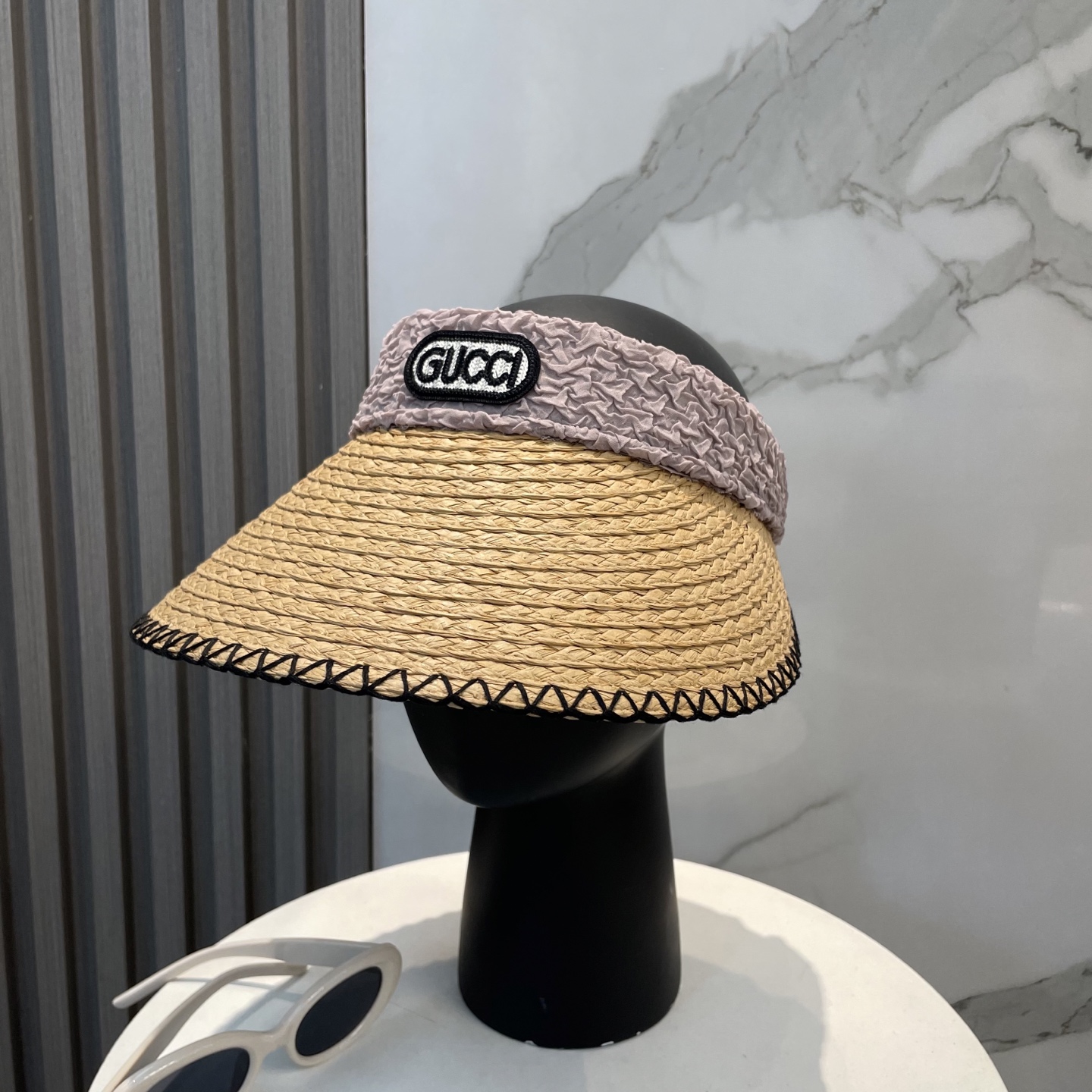  香奈儿新款空顶帽
甜美风
💙帽子整体因为是空顶的所以夏天不会有闷头的感觉并且不挑发型 脸型！防晒效果不