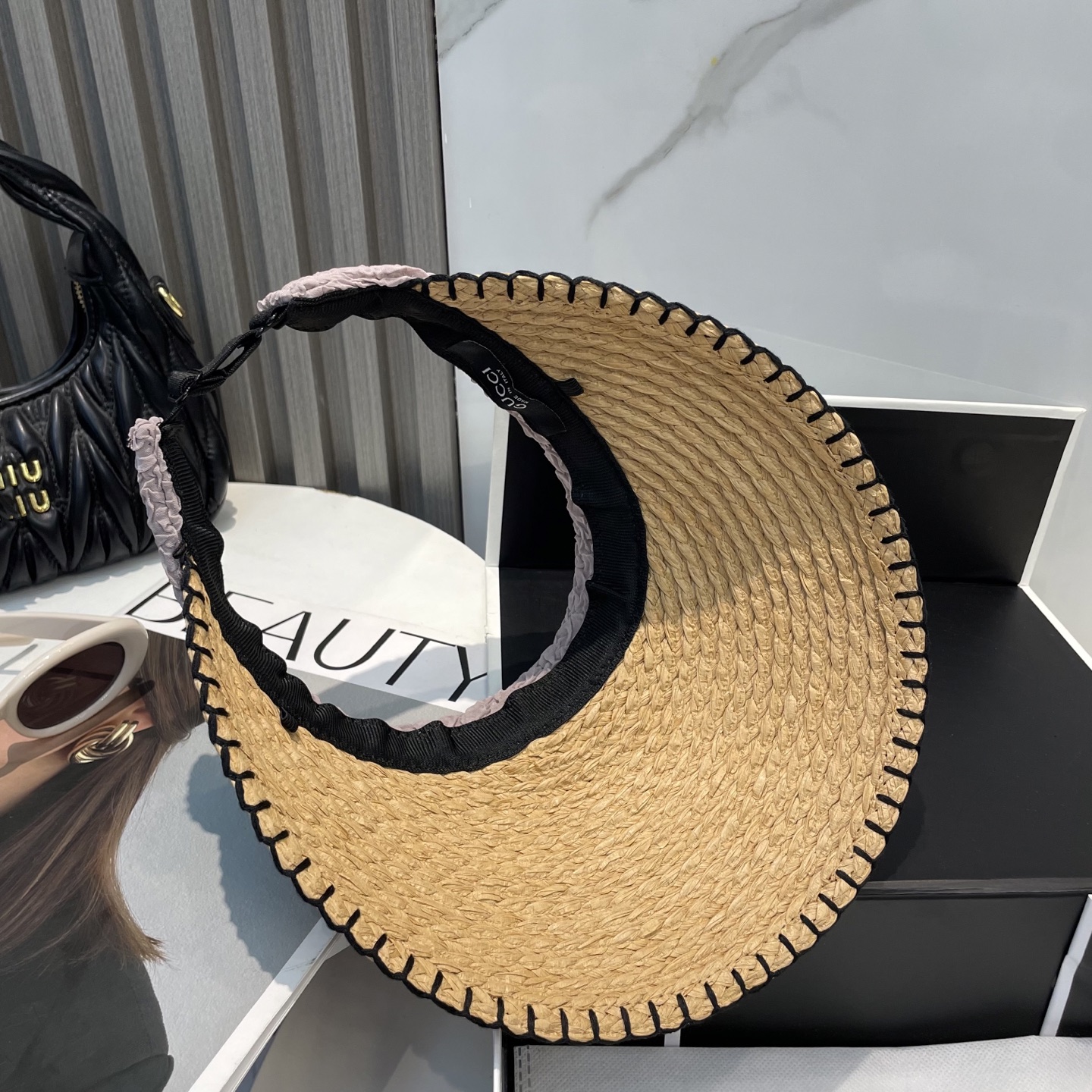  香奈儿新款空顶帽
甜美风
💙帽子整体因为是空顶的所以夏天不会有闷头的感觉并且不挑发型 脸型！防晒效果不