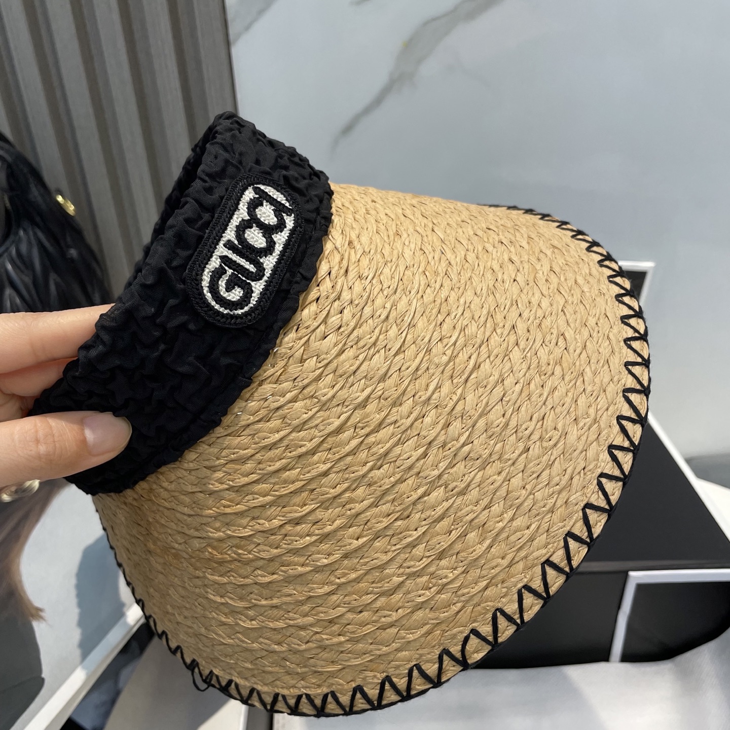  香奈儿新款空顶帽
甜美风
💙帽子整体因为是空顶的所以夏天不会有闷头的感觉并且不挑发型 脸型！防晒效果不