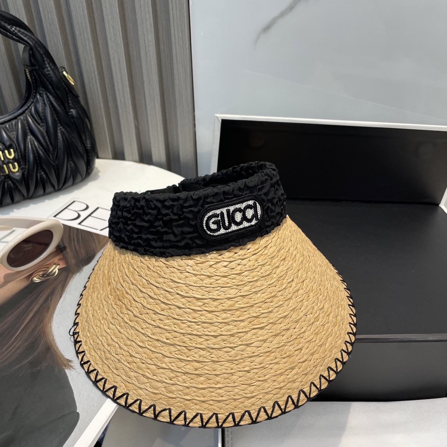  香奈儿新款空顶帽
甜美风
💙帽子整体因为是空顶的所以夏天不会有闷头的感觉并且不挑发型 脸型！防晒效果不