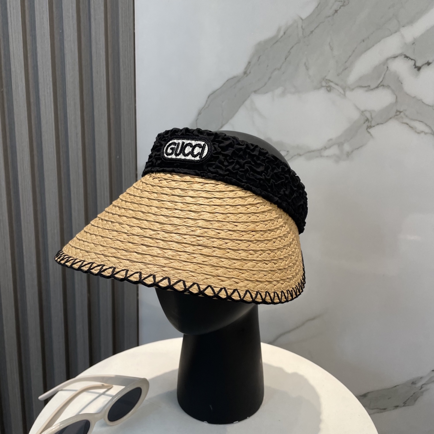  香奈儿新款空顶帽
甜美风
💙帽子整体因为是空顶的所以夏天不会有闷头的感觉并且不挑发型 脸型！防晒效果不