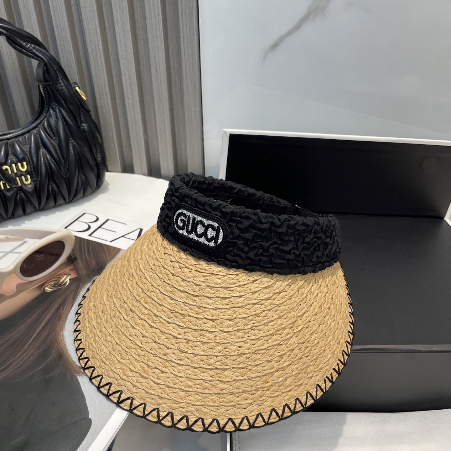  香奈儿新款空顶帽
甜美风
💙帽子整体因为是空顶的所以夏天不会有闷头的感觉并且不挑发型 脸型！防晒效果不