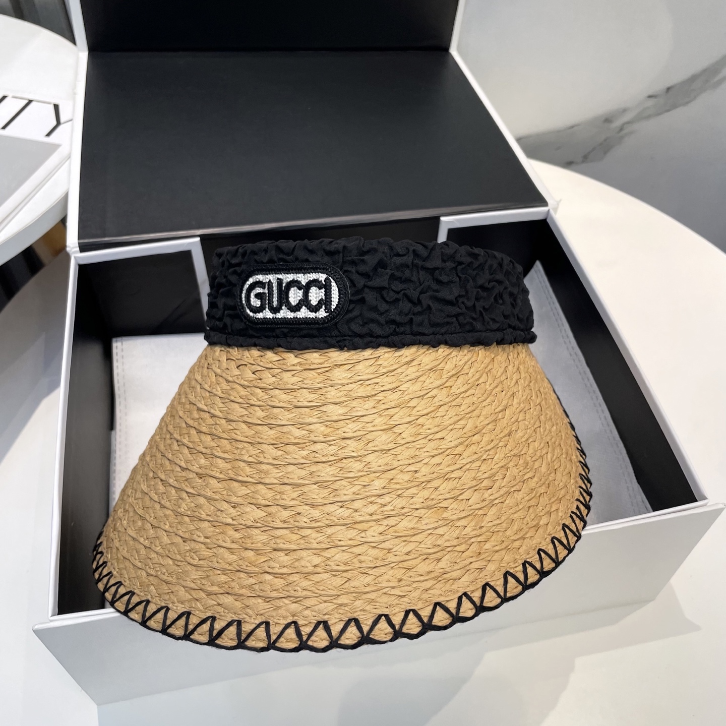  香奈儿新款空顶帽
甜美风
💙帽子整体因为是空顶的所以夏天不会有闷头的感觉并且不挑发型 脸型！防晒效果不