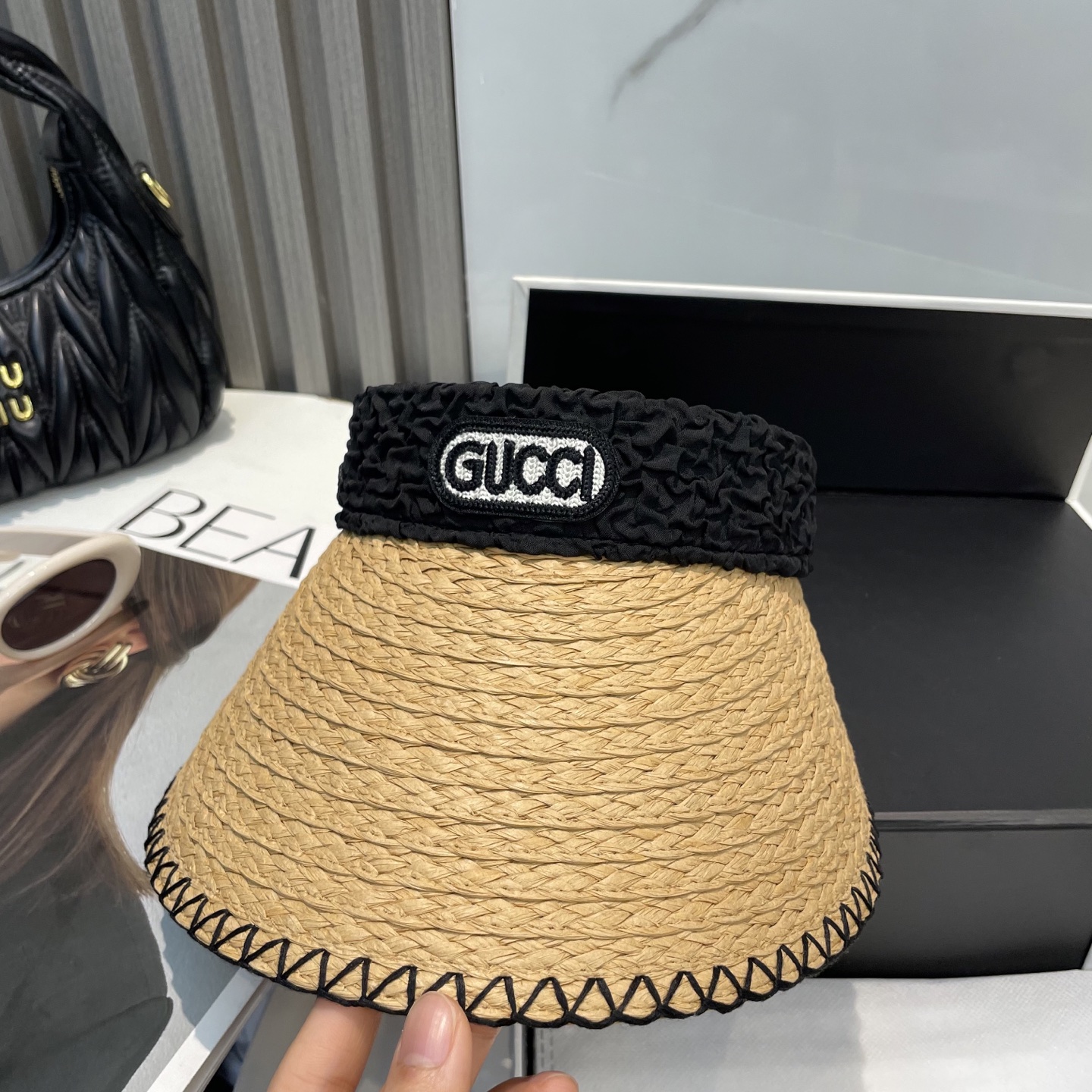  香奈儿新款空顶帽
甜美风
💙帽子整体因为是空顶的所以夏天不会有闷头的感觉并且不挑发型 脸型！防晒效果不