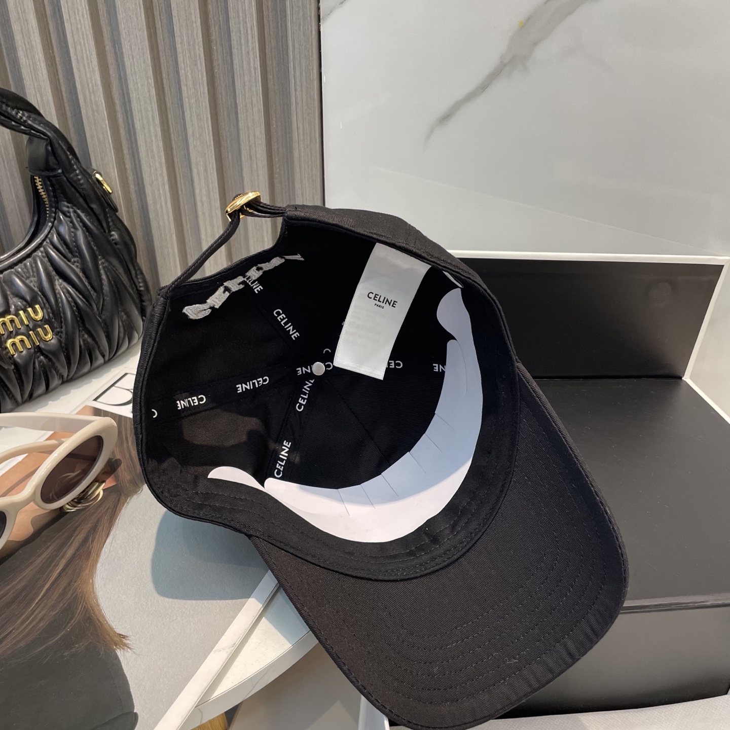 
爆款CELINE（赛琳）简约刺绣字母明星同款最新棒球帽，时尚潮流，高端做工！每一个帽子都是用心之作！非