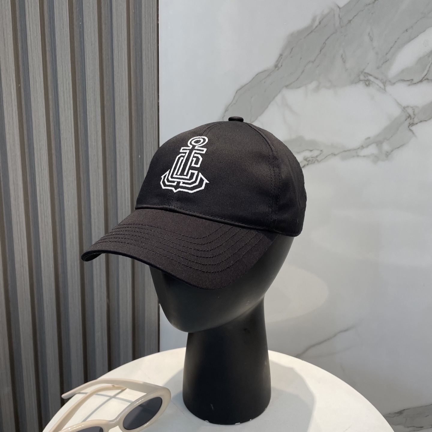 
爆款CELINE（赛琳）简约刺绣字母明星同款最新棒球帽，时尚潮流，高端做工！每一个帽子都是用心之作！非