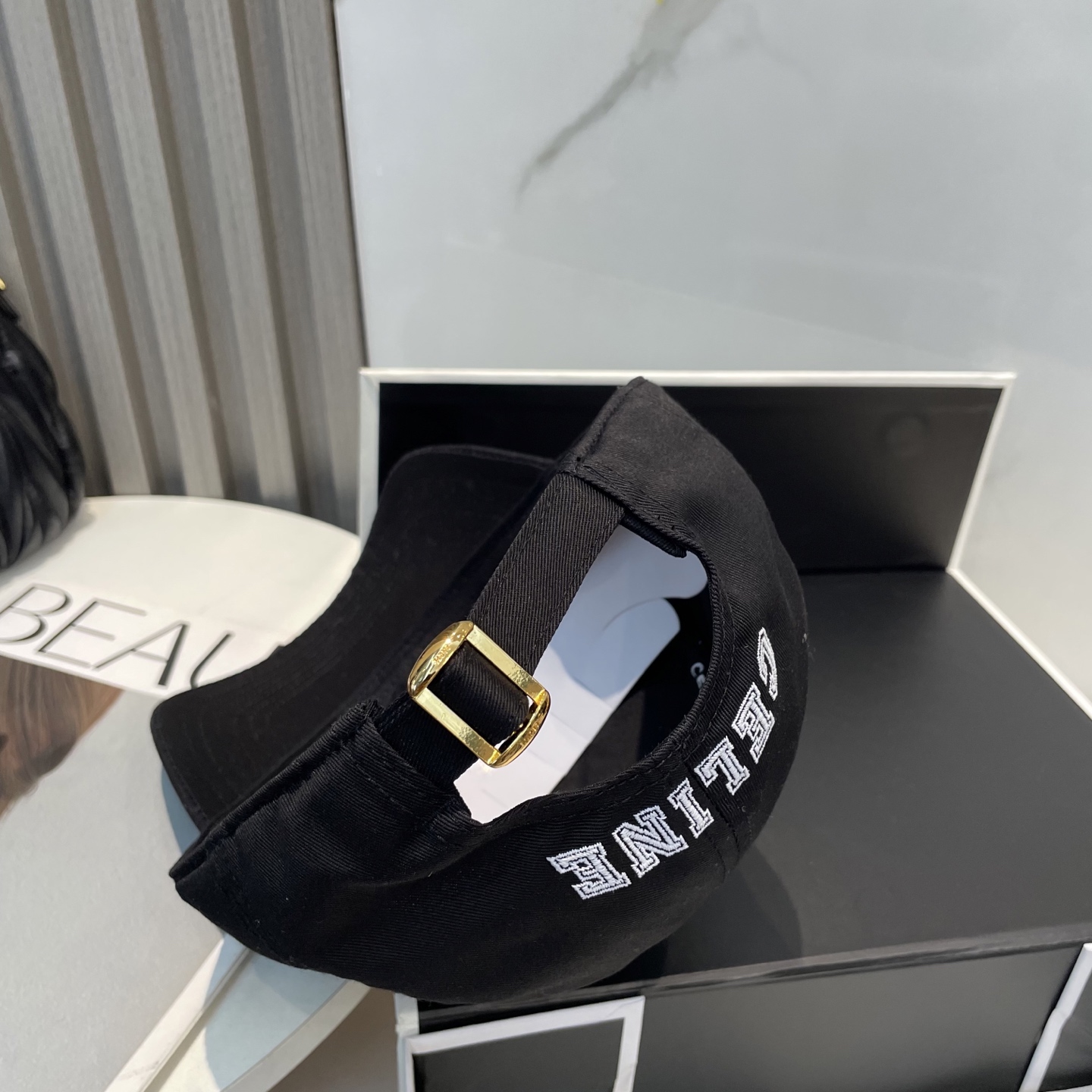 
爆款CELINE（赛琳）简约刺绣字母明星同款最新棒球帽，时尚潮流，高端做工！每一个帽子都是用心之作！非