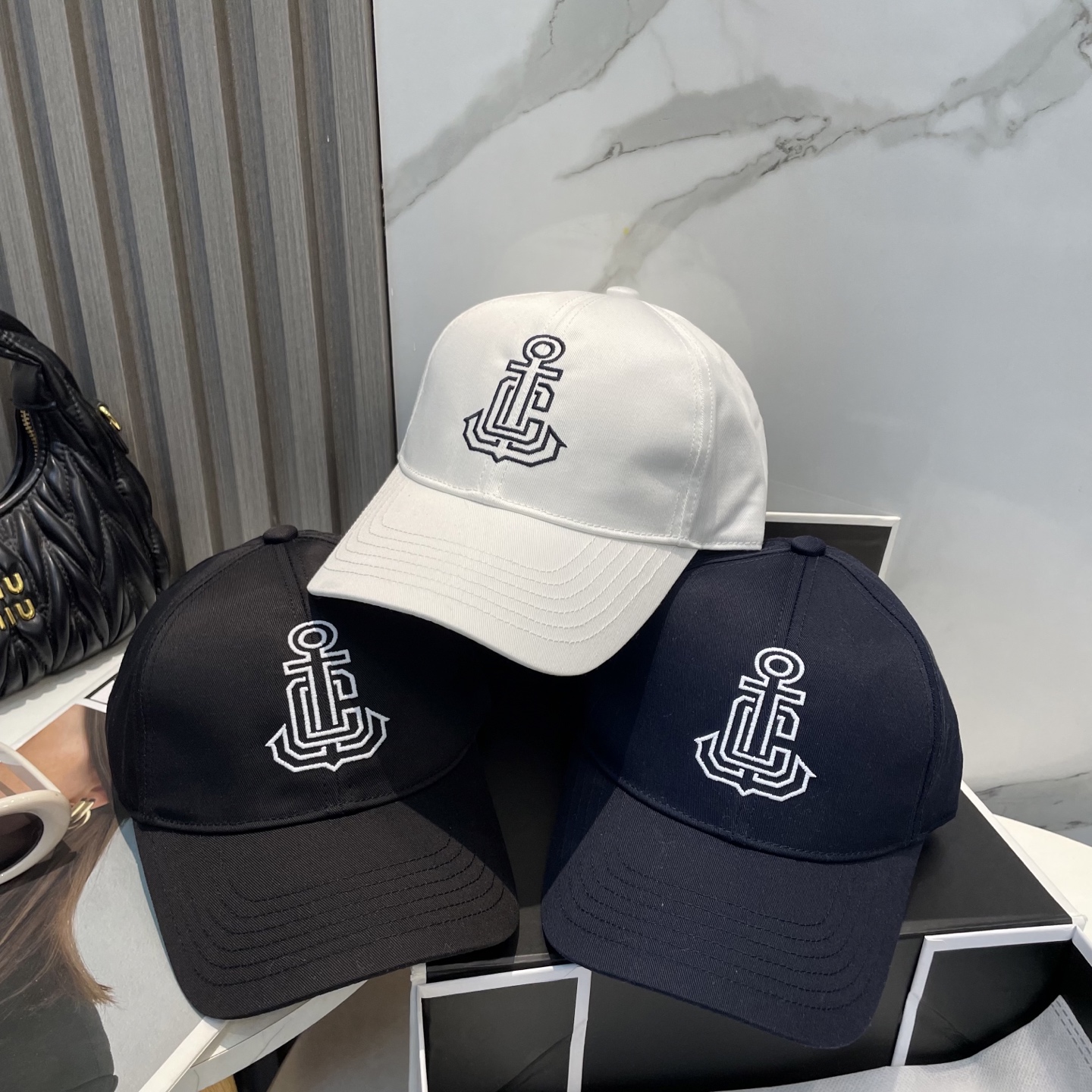 
爆款CELINE（赛琳）简约刺绣字母明星同款最新棒球帽，时尚潮流，高端做工！每一个帽子都是用心之作！非