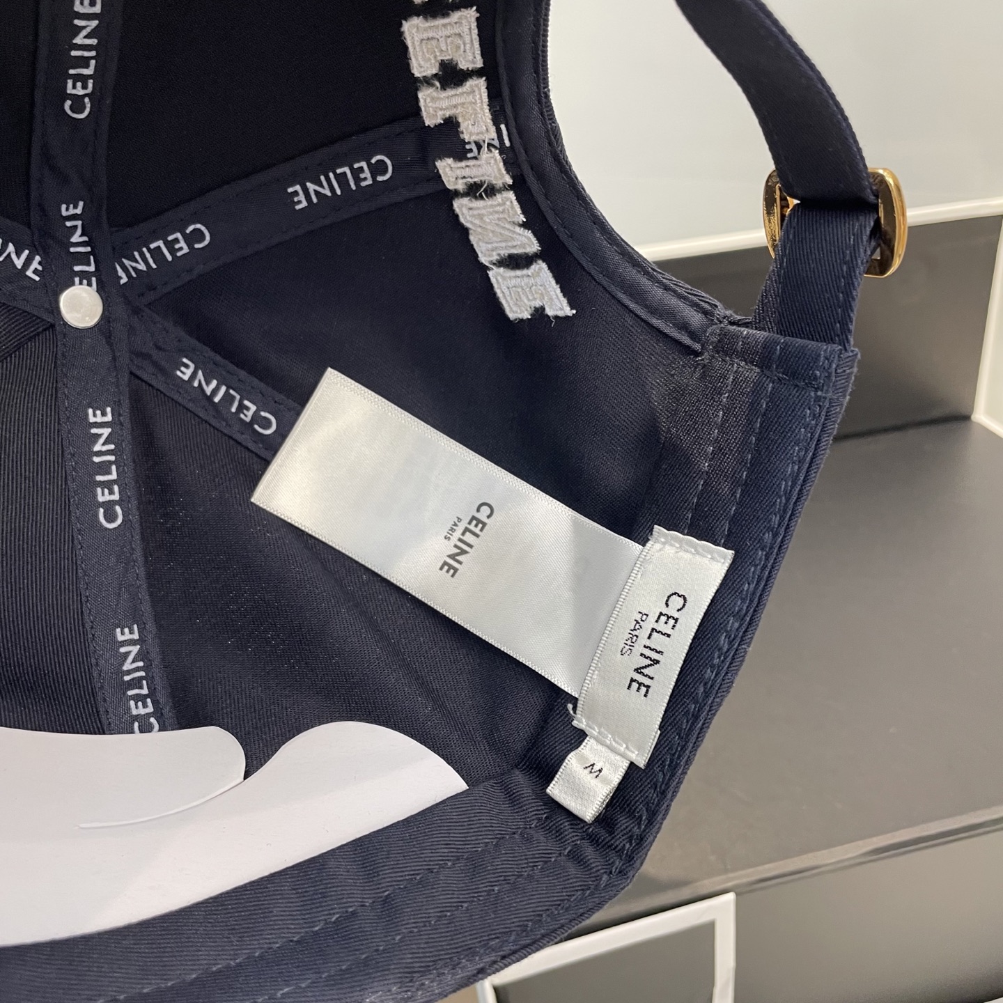 
爆款CELINE（赛琳）简约刺绣字母明星同款最新棒球帽，时尚潮流，高端做工！每一个帽子都是用心之作！非