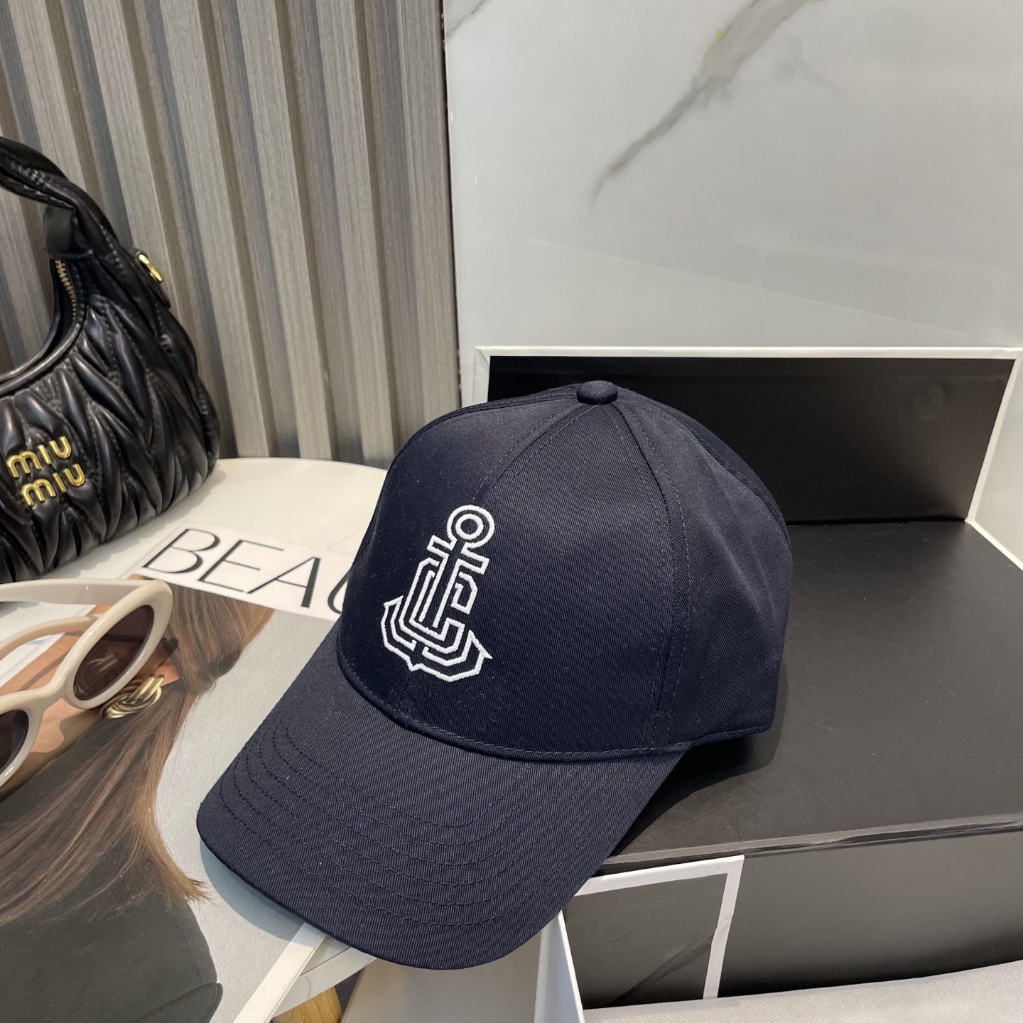 
爆款CELINE（赛琳）简约刺绣字母明星同款最新棒球帽，时尚潮流，高端做工！每一个帽子都是用心之作！非