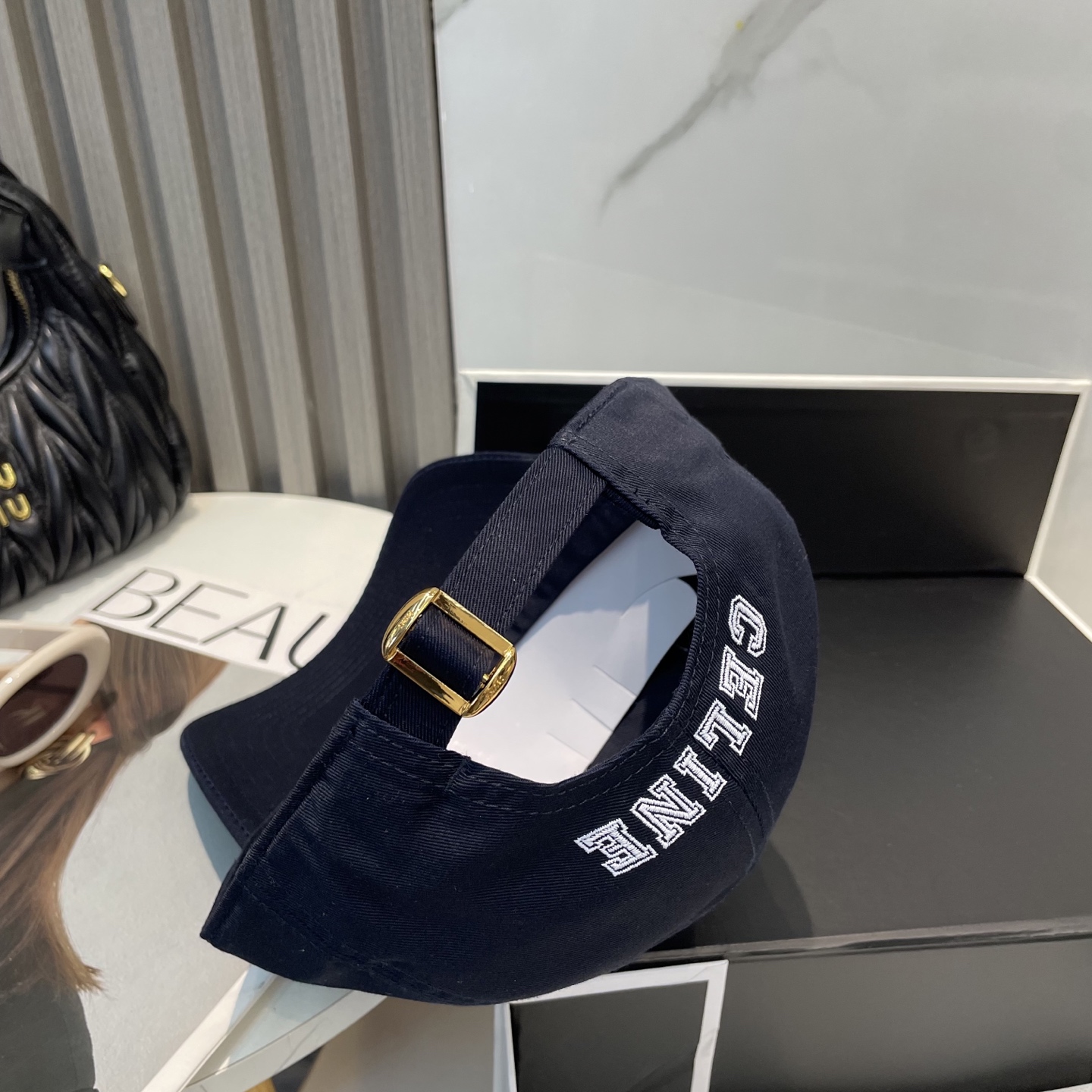 
爆款CELINE（赛琳）简约刺绣字母明星同款最新棒球帽，时尚潮流，高端做工！每一个帽子都是用心之作！非