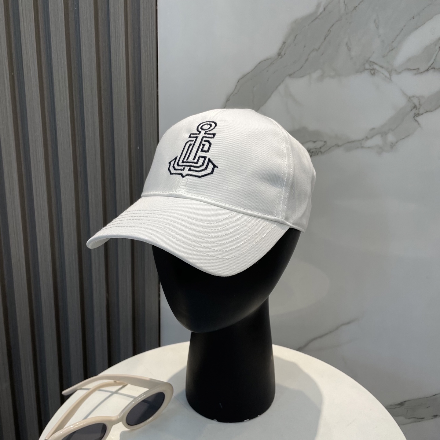
爆款CELINE（赛琳）简约刺绣字母明星同款最新棒球帽，时尚潮流，高端做工！每一个帽子都是用心之作！非