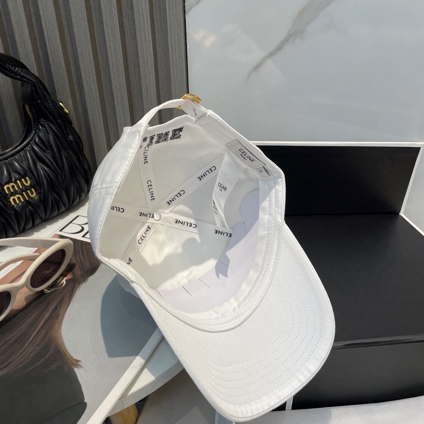 
爆款CELINE（赛琳）简约刺绣字母明星同款最新棒球帽，时尚潮流，高端做工！每一个帽子都是用心之作！非