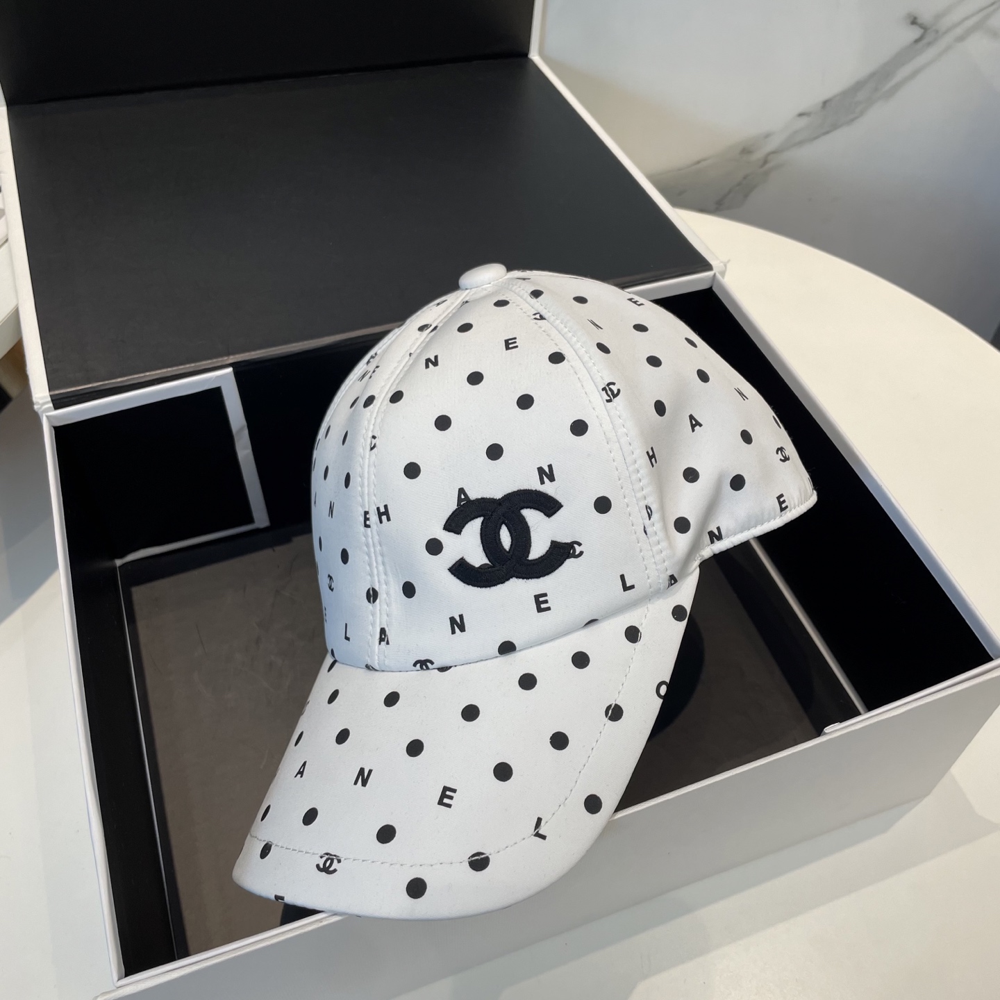  CHANEL香奈儿】新款高版本简约刺绣logo棒球帽🧢新款出货，大牌款超好搭配，赶紧入手