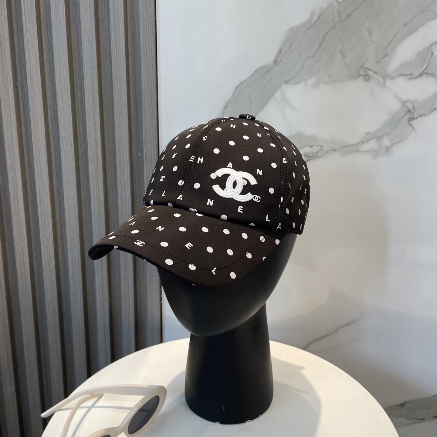  CHANEL香奈儿】新款高版本简约刺绣logo棒球帽🧢新款出货，大牌款超好搭配，赶紧入手