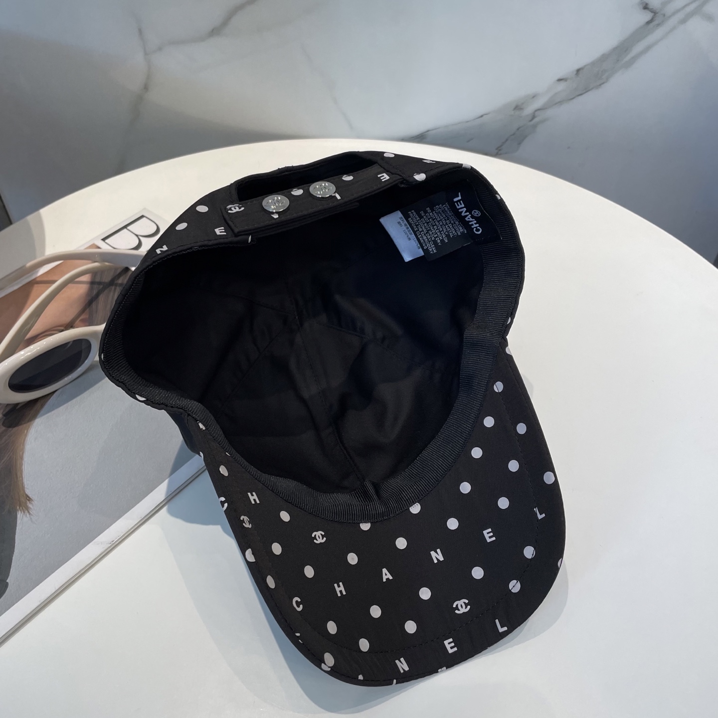  CHANEL香奈儿】新款高版本简约刺绣logo棒球帽🧢新款出货，大牌款超好搭配，赶紧入手