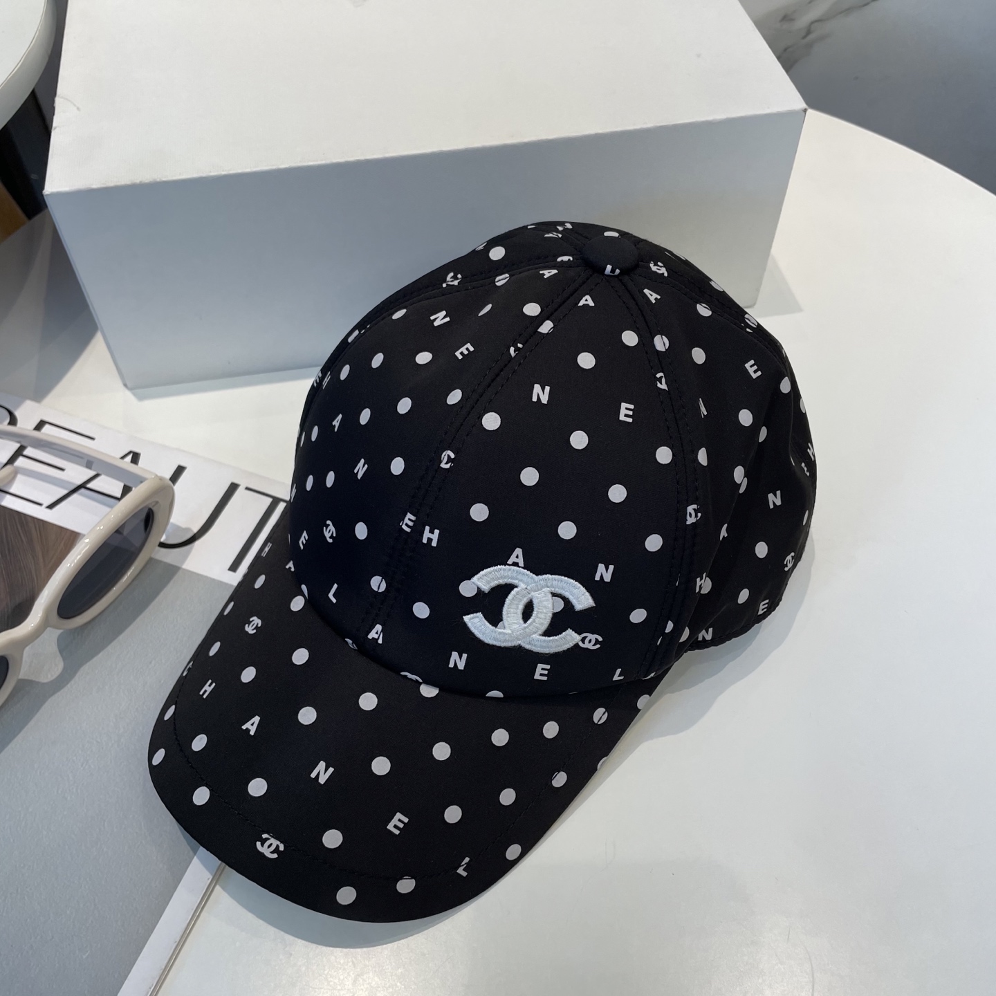  CHANEL香奈儿】新款高版本简约刺绣logo棒球帽🧢新款出货，大牌款超好搭配，赶紧入手