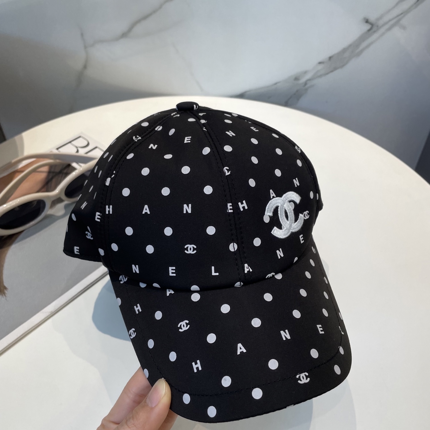  CHANEL香奈儿】新款高版本简约刺绣logo棒球帽🧢新款出货，大牌款超好搭配，赶紧入手