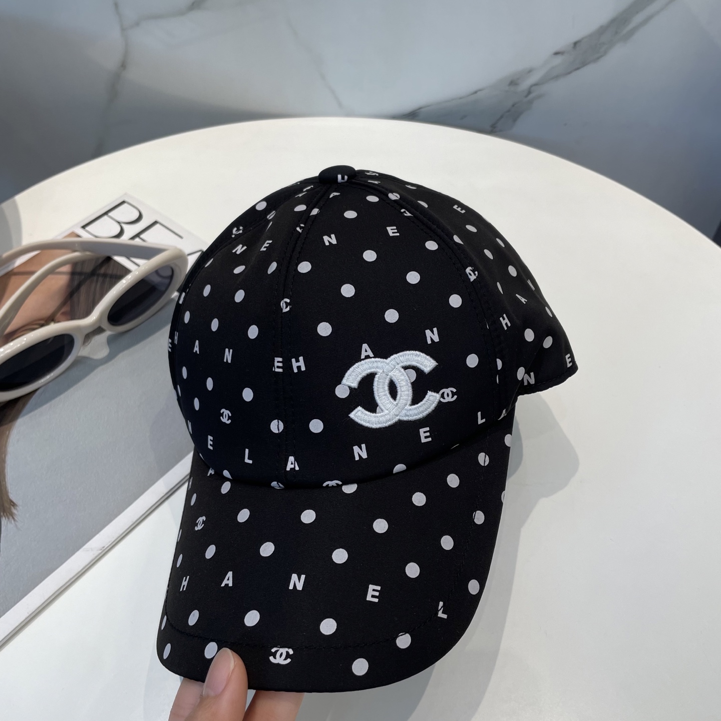  CHANEL香奈儿】新款高版本简约刺绣logo棒球帽🧢新款出货，大牌款超好搭配，赶紧入手