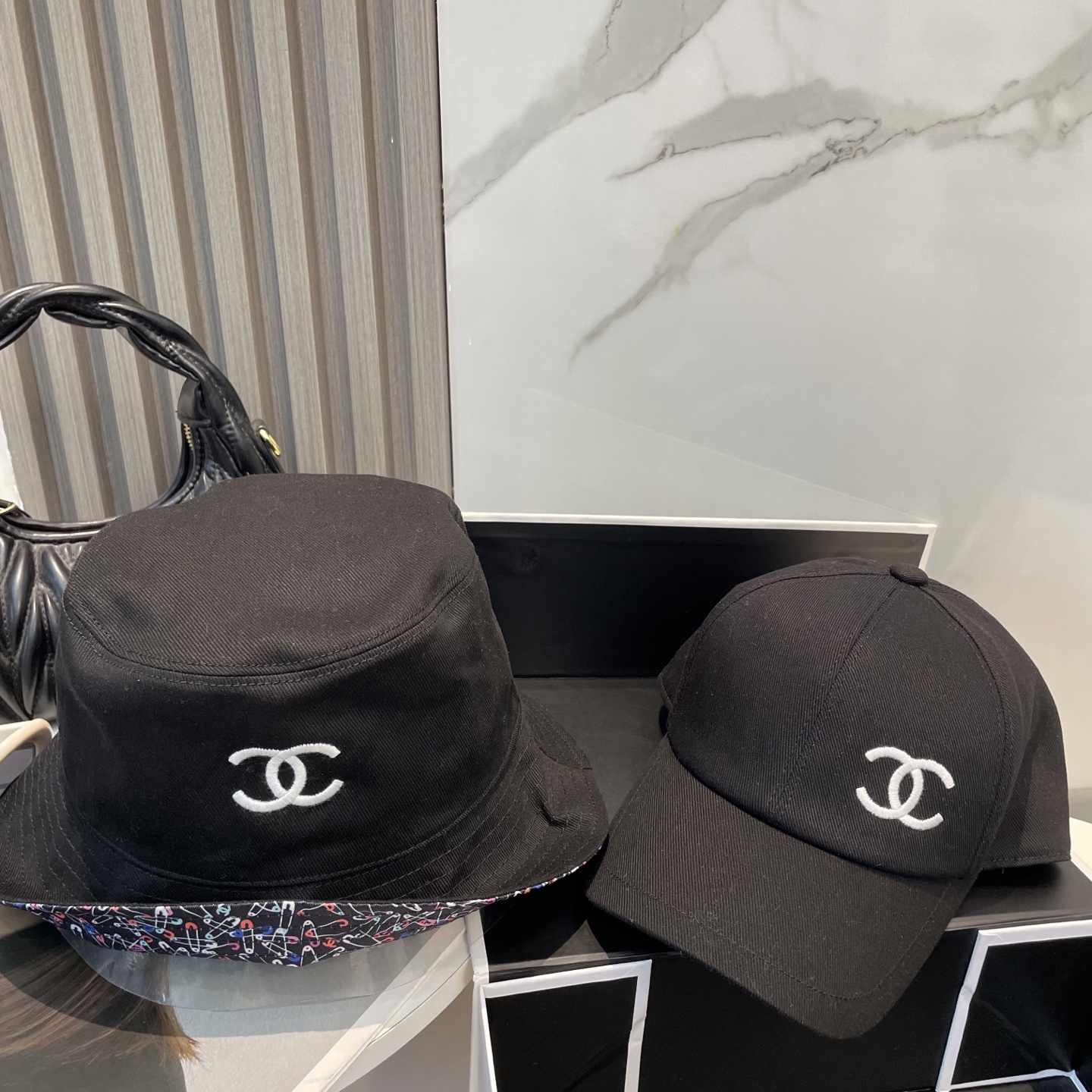 
Chanel（香奈儿）专柜新款双面刺绣渔夫帽 11开模订制，立体刺绣，精致无暇！100%纯棉面料，原厂
