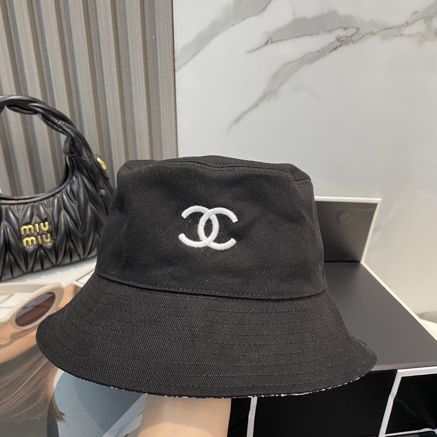 
Chanel（香奈儿）专柜新款双面刺绣渔夫帽 11开模订制，立体刺绣，精致无暇！100%纯棉面料，原厂