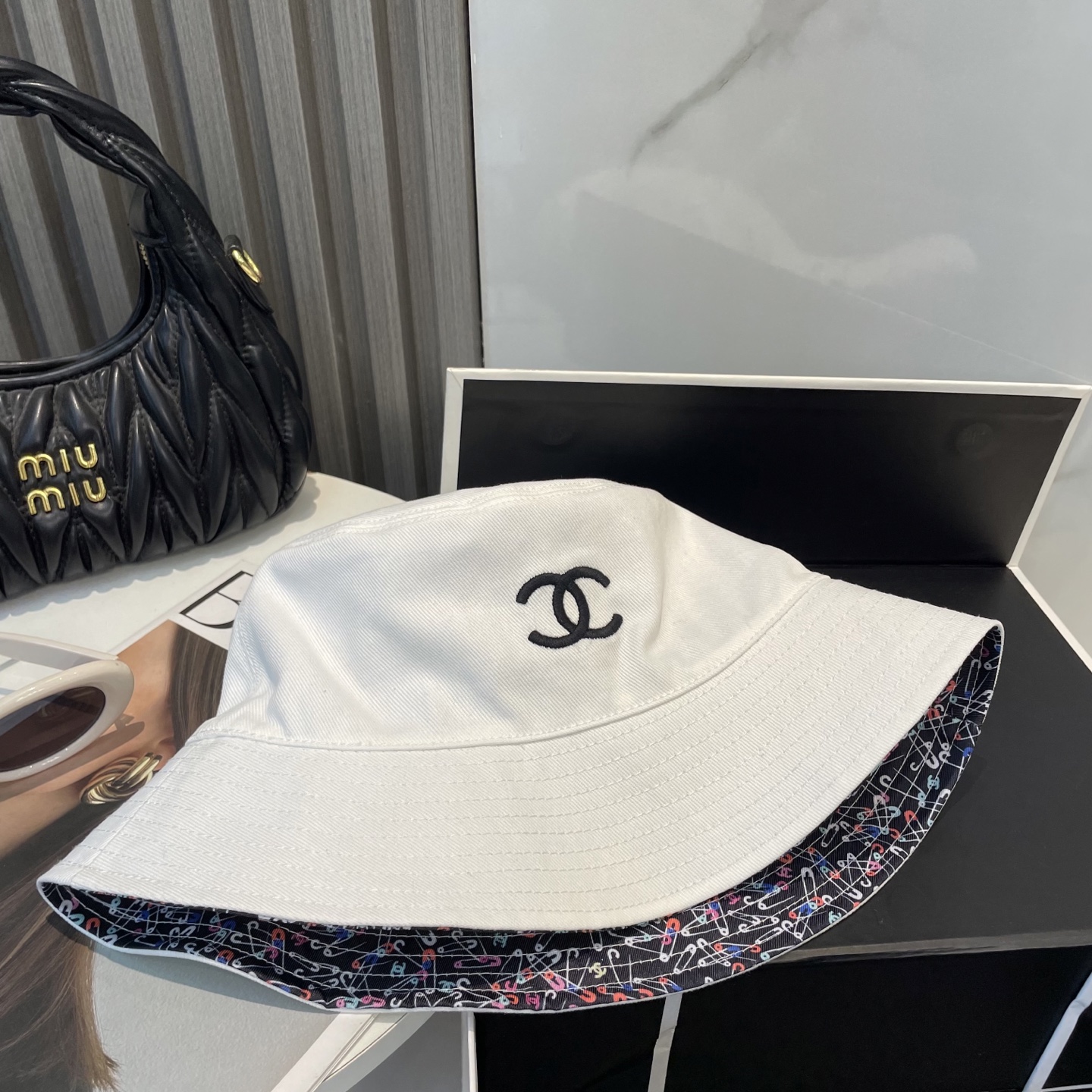 
Chanel（香奈儿）专柜新款双面刺绣渔夫帽 11开模订制，立体刺绣，精致无暇！100%纯棉面料，原厂
