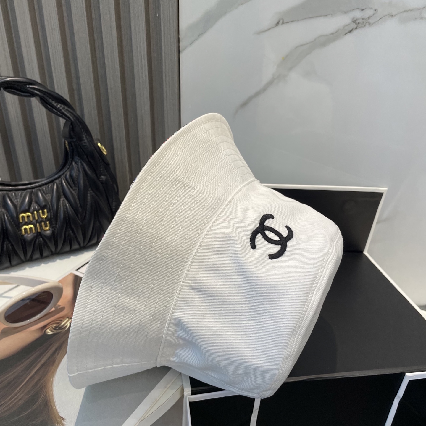 
Chanel（香奈儿）专柜新款双面刺绣渔夫帽 11开模订制，立体刺绣，精致无暇！100%纯棉面料，原厂