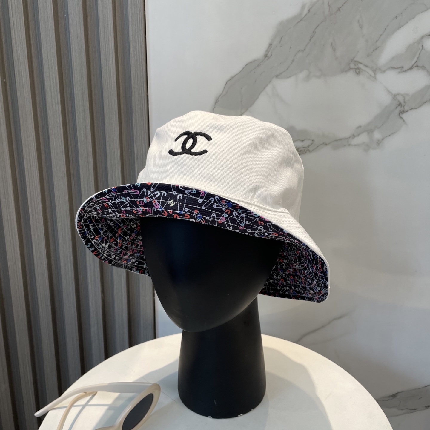 
Chanel（香奈儿）专柜新款双面刺绣渔夫帽 11开模订制，立体刺绣，精致无暇！100%纯棉面料，原厂