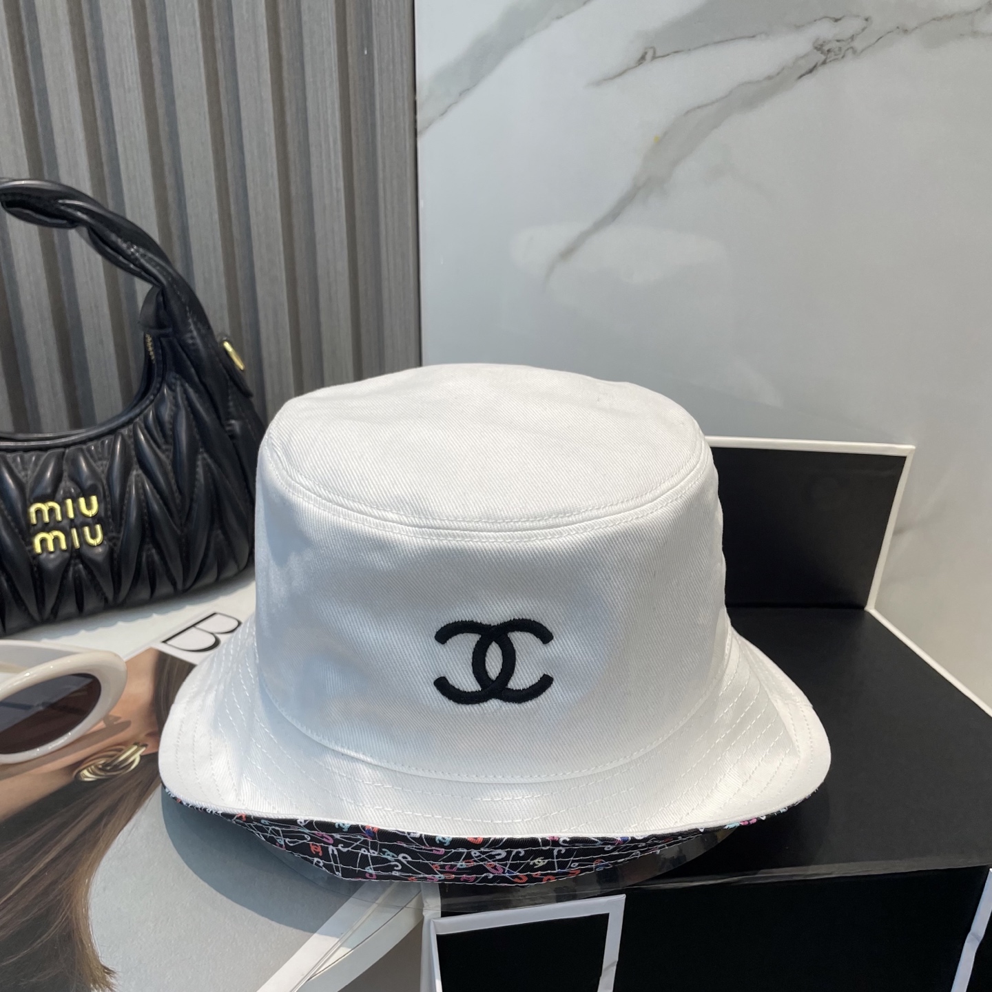
Chanel（香奈儿）专柜新款双面刺绣渔夫帽 11开模订制，立体刺绣，精致无暇！100%纯棉面料，原厂