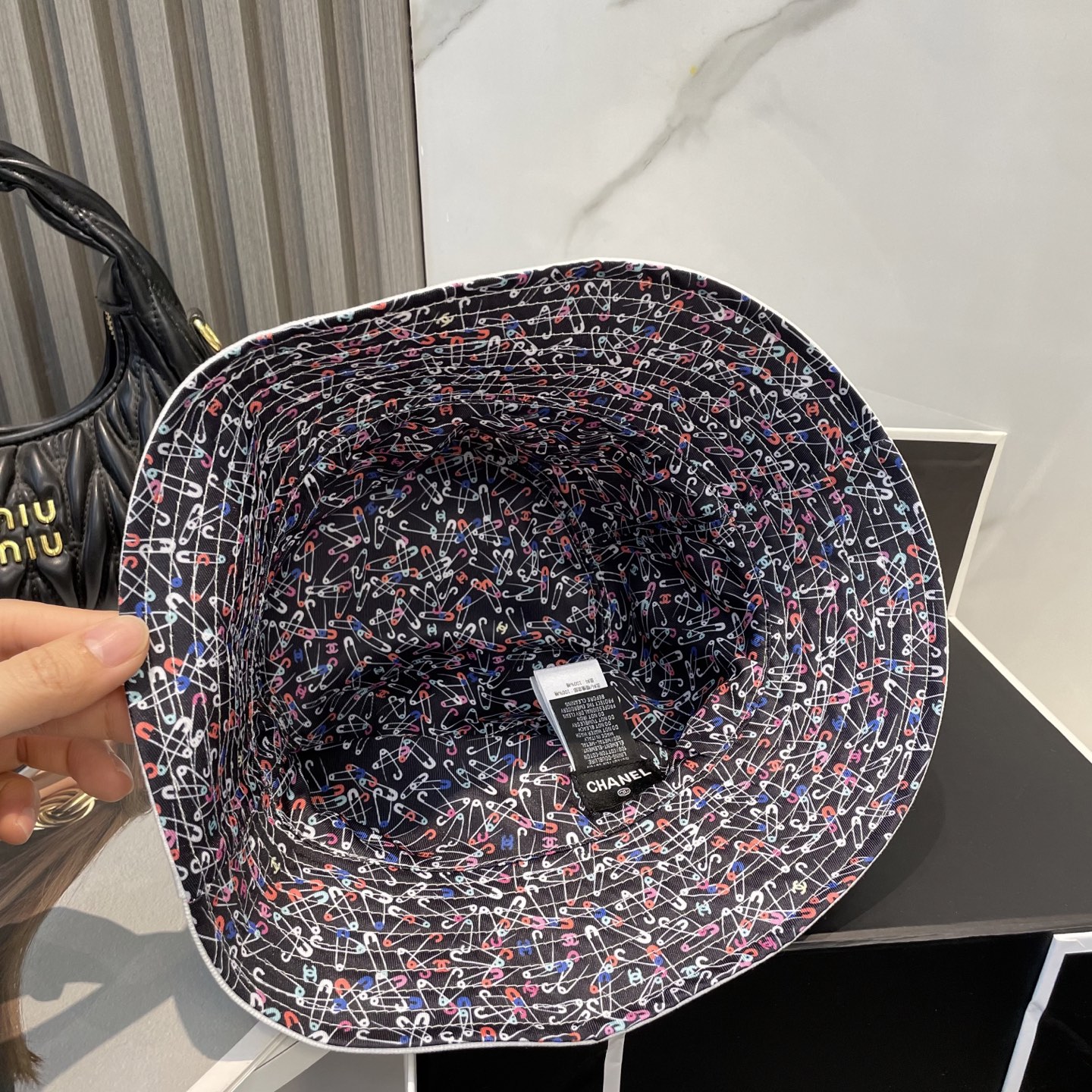 
Chanel（香奈儿）专柜新款双面刺绣渔夫帽 11开模订制，立体刺绣，精致无暇！100%纯棉面料，原厂