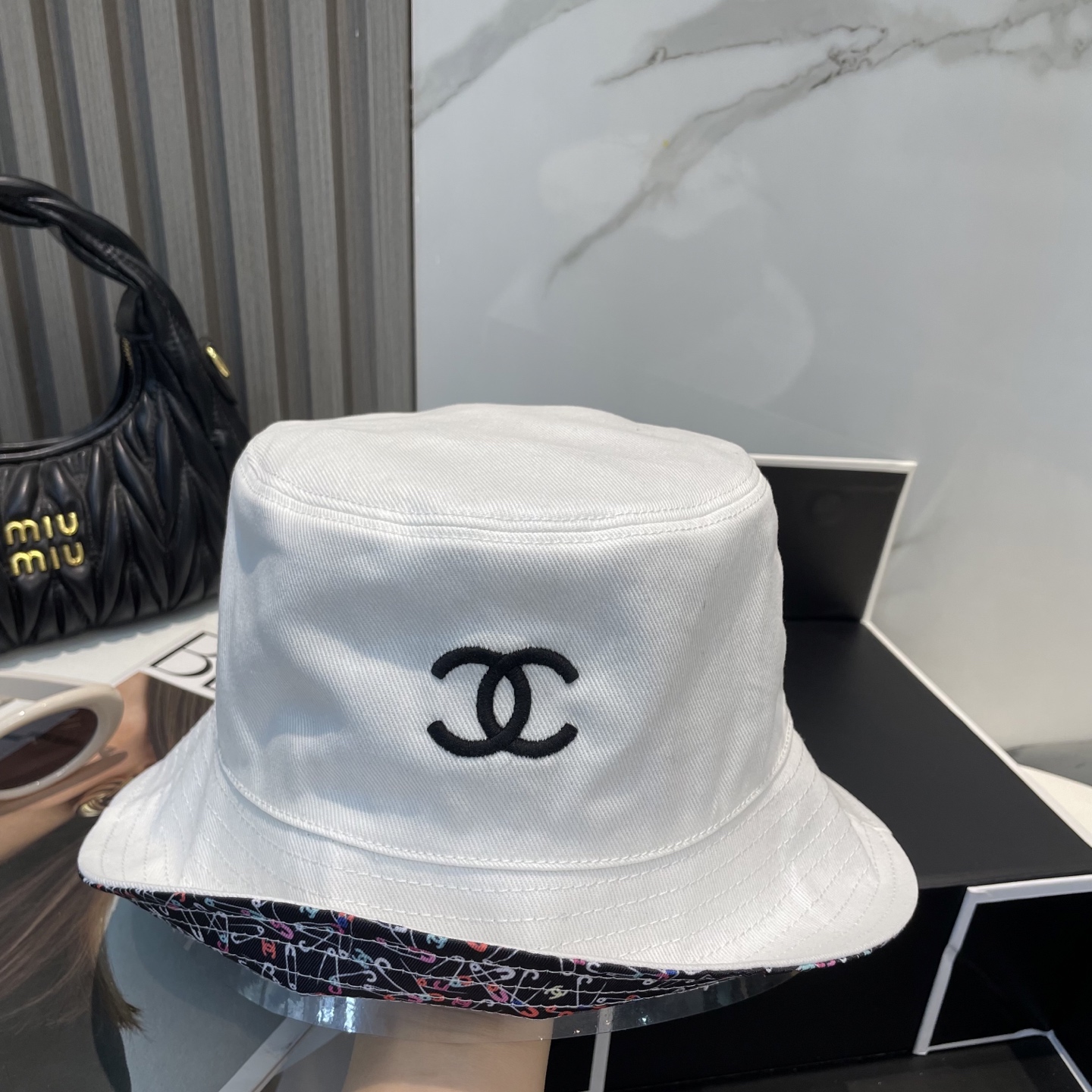 
Chanel（香奈儿）专柜新款双面刺绣渔夫帽 11开模订制，立体刺绣，精致无暇！100%纯棉面料，原厂