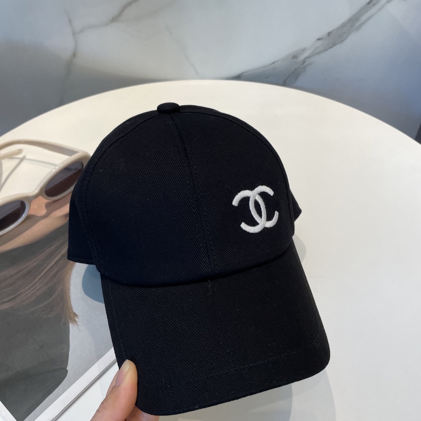 
Chanel（香奈儿）专柜新款双面刺绣棒球帽🧢11开模订制，立体刺绣，精致无暇！100%纯棉面料，原厂