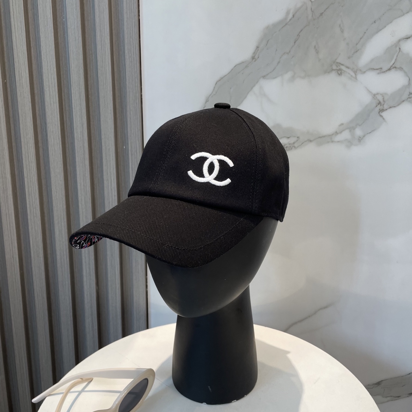 
Chanel（香奈儿）专柜新款双面刺绣棒球帽🧢11开模订制，立体刺绣，精致无暇！100%纯棉面料，原厂