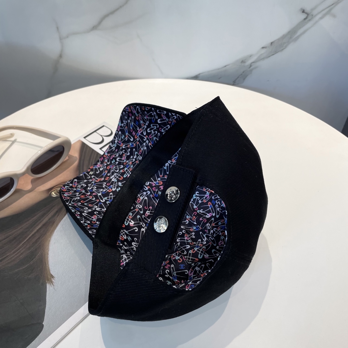 
Chanel（香奈儿）专柜新款双面刺绣棒球帽🧢11开模订制，立体刺绣，精致无暇！100%纯棉面料，原厂