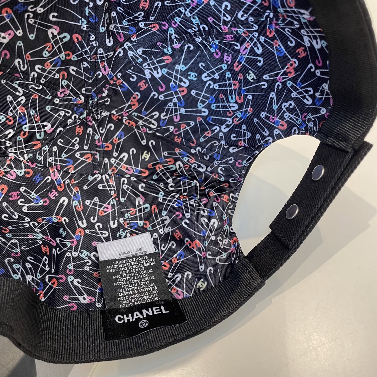 
Chanel（香奈儿）专柜新款双面刺绣棒球帽🧢11开模订制，立体刺绣，精致无暇！100%纯棉面料，原厂