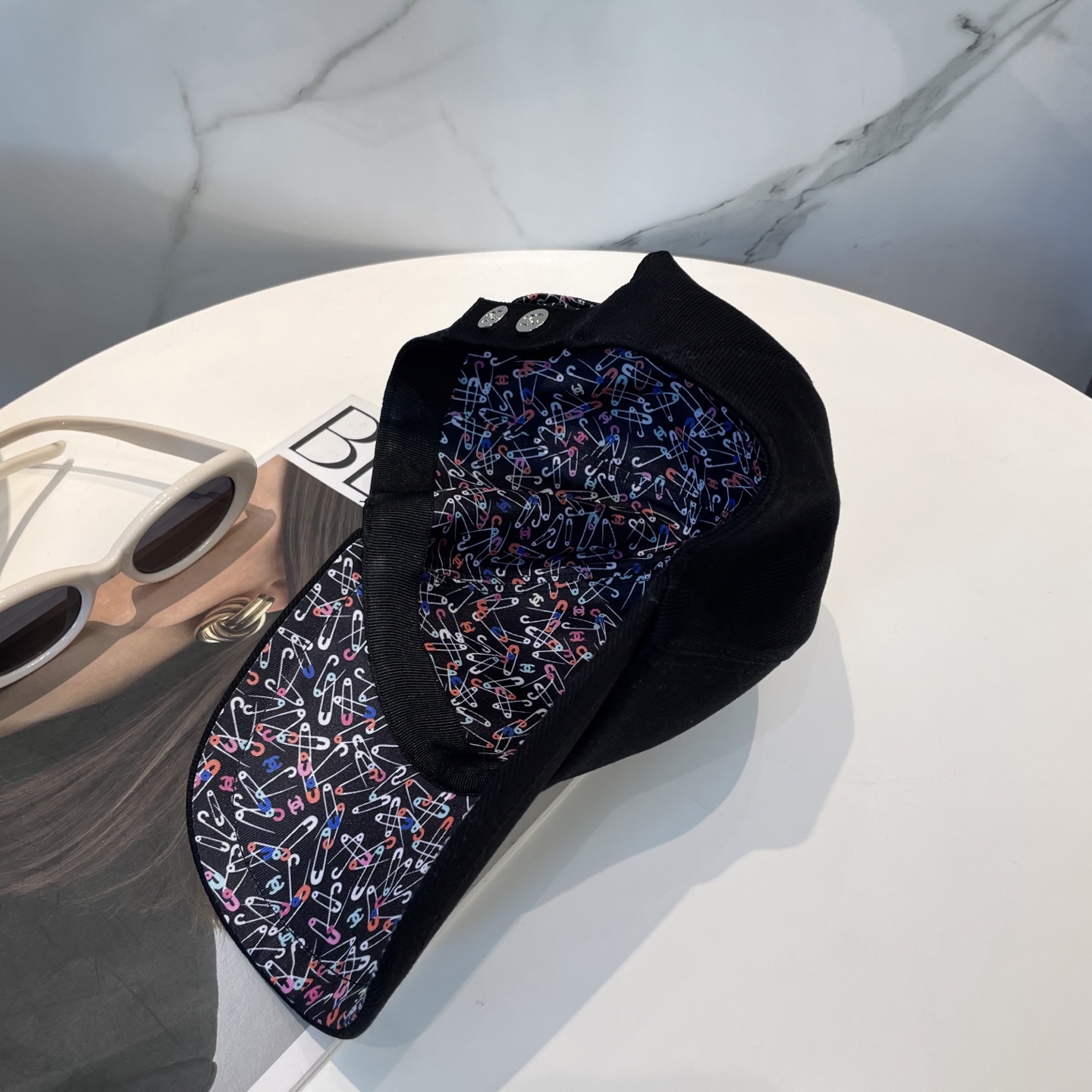 
Chanel（香奈儿）专柜新款双面刺绣棒球帽🧢11开模订制，立体刺绣，精致无暇！100%纯棉面料，原厂