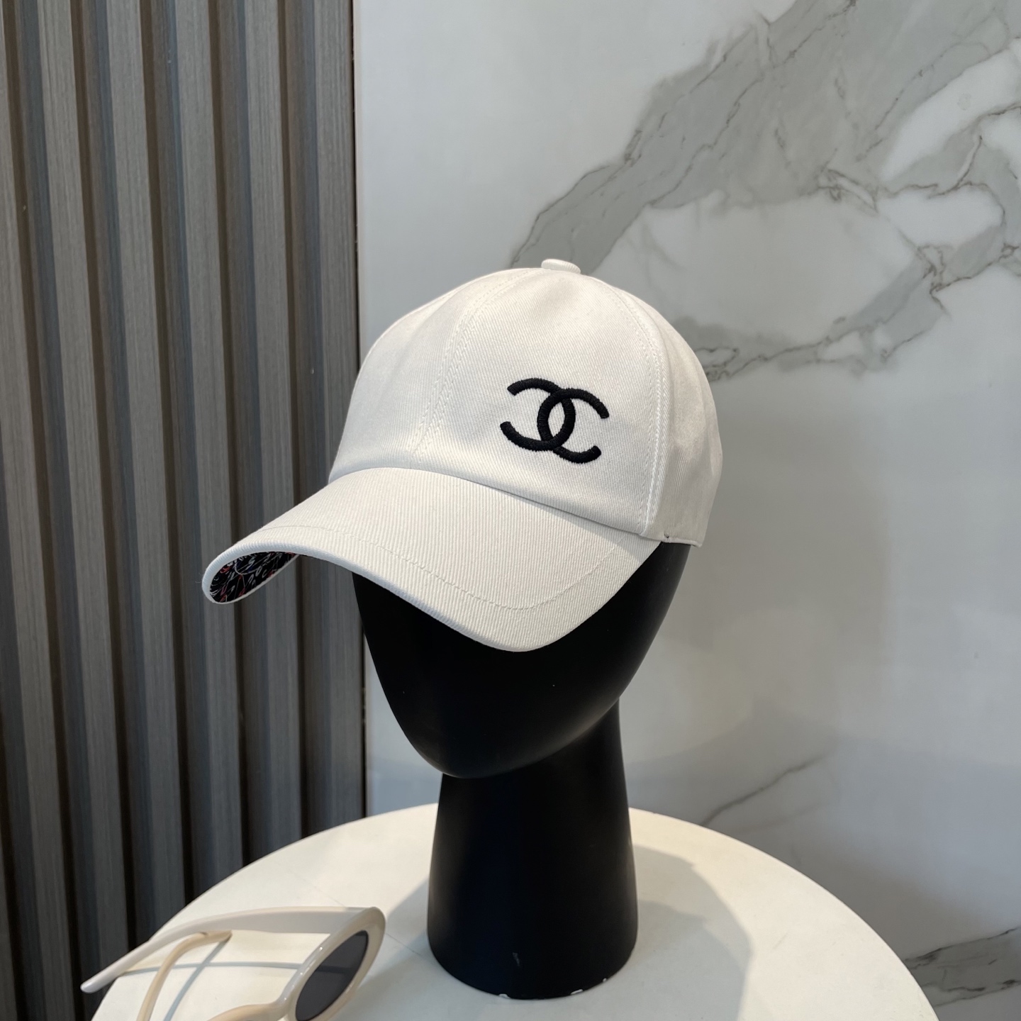 
Chanel（香奈儿）专柜新款双面刺绣棒球帽🧢11开模订制，立体刺绣，精致无暇！100%纯棉面料，原厂