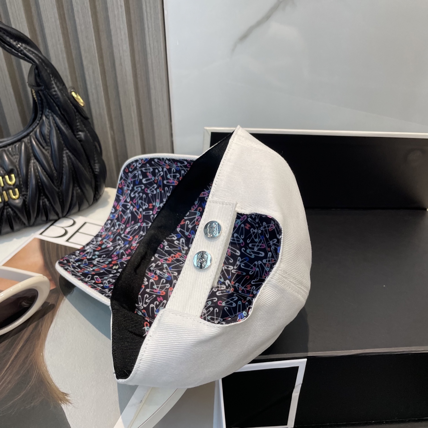 
Chanel（香奈儿）专柜新款双面刺绣棒球帽🧢11开模订制，立体刺绣，精致无暇！100%纯棉面料，原厂