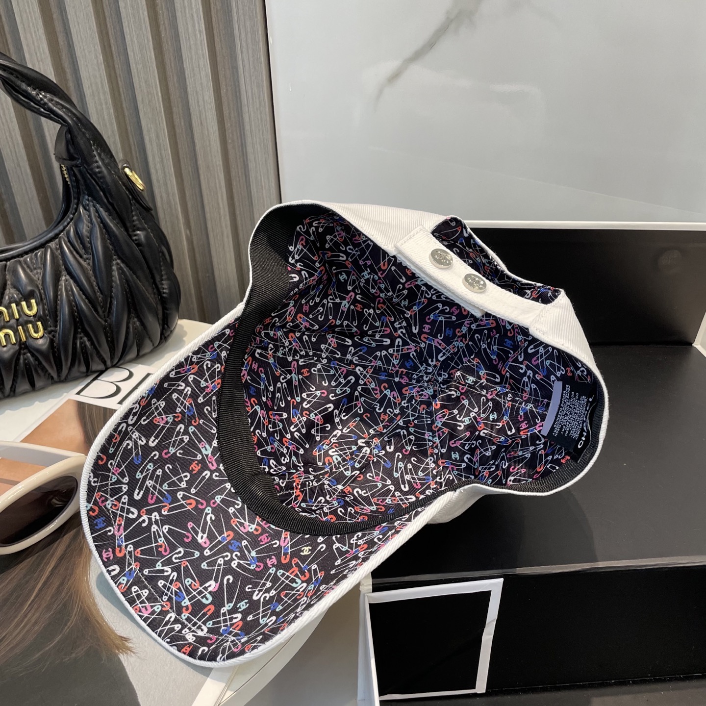
Chanel（香奈儿）专柜新款双面刺绣棒球帽🧢11开模订制，立体刺绣，精致无暇！100%纯棉面料，原厂